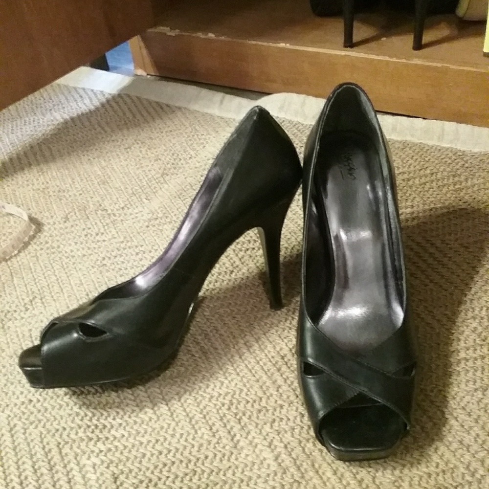 Black heels size 8.5